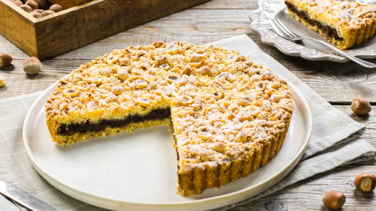 Sbriciolata alla Nutella con un ripieno goloso e una copertura croccante di nocciole. Perfetta per ogni occasione.