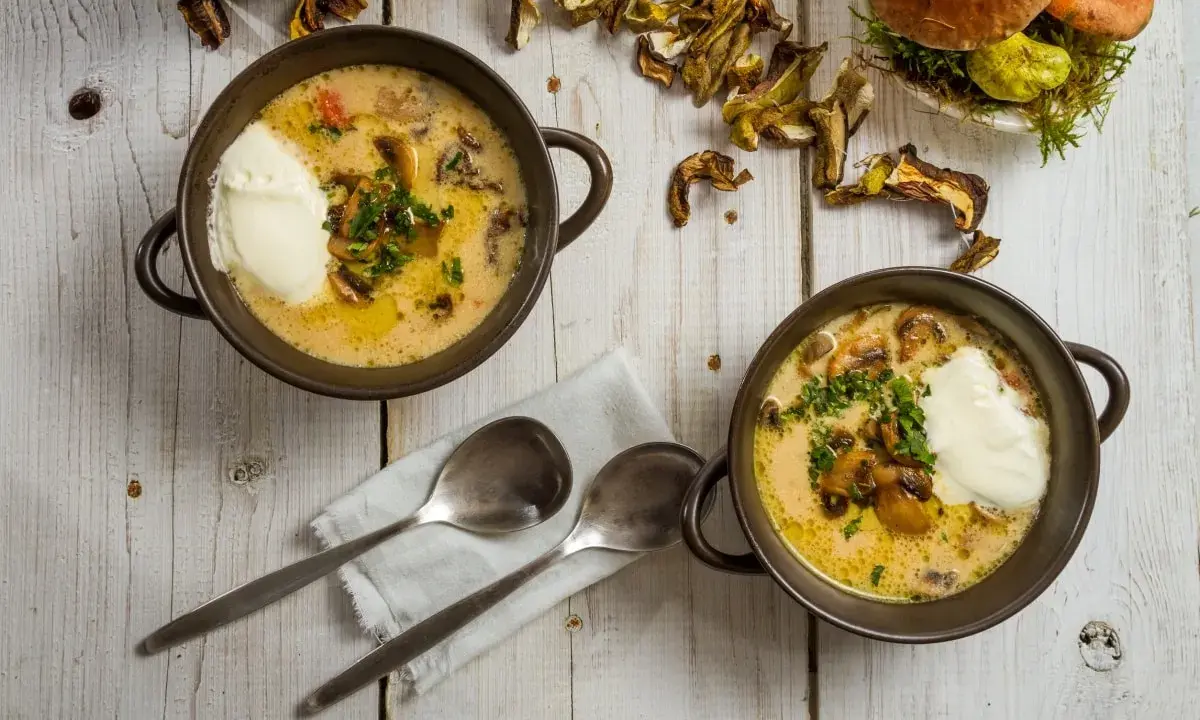Zuppa cremosa ai funghi, un'idea su funghi secchi come cucinarli. Servita con panna e prezzemolo.