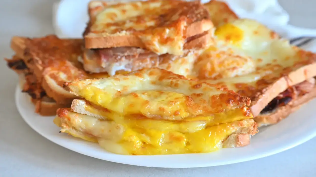 Toast filanti in friggitrice ad aria, con formaggio fuso e un uovo.