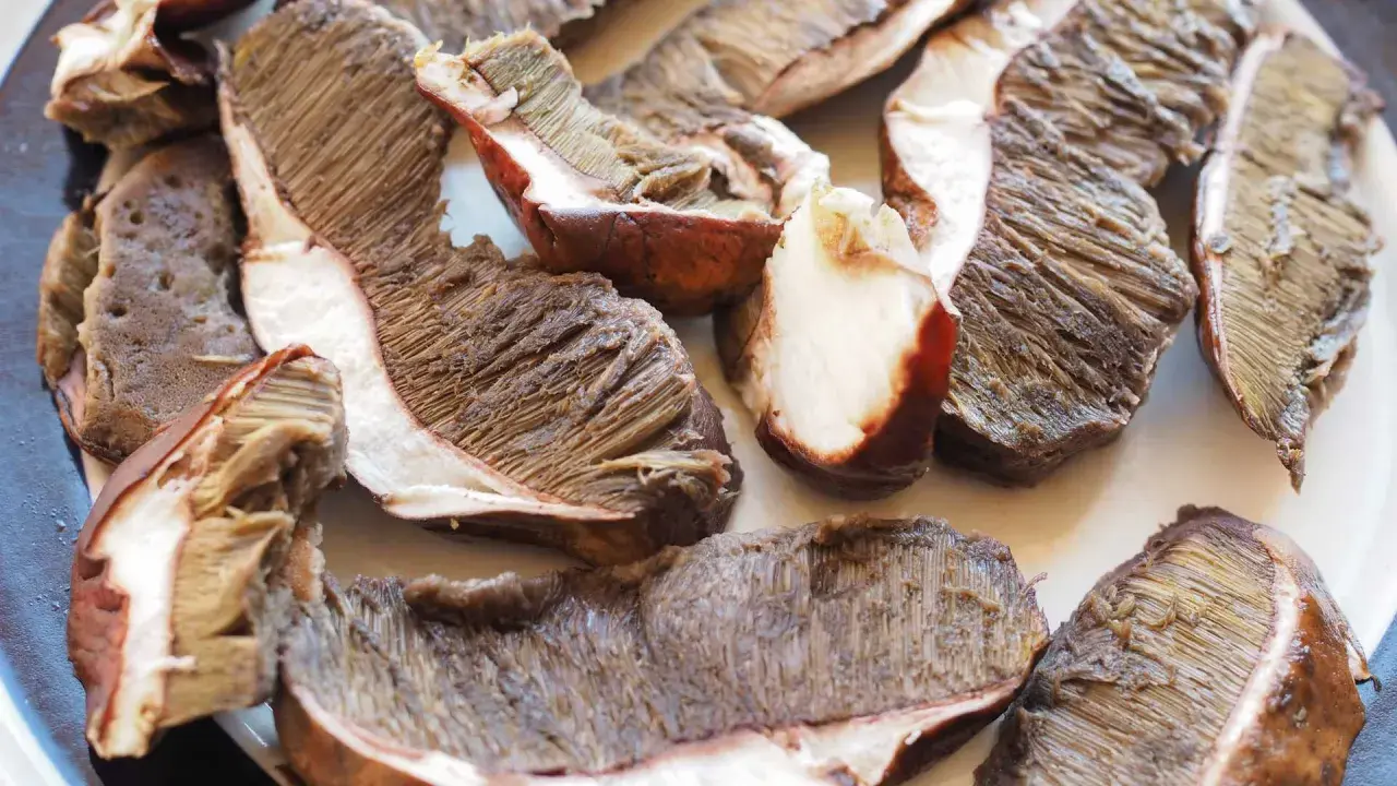 Fette di funghi porcini pronti per essere cucinati in padella, con le lamelle ben visibili.