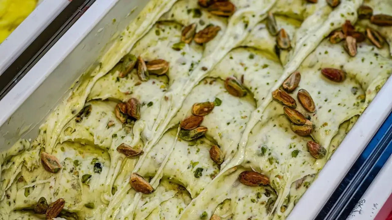 Gelato cremoso al pesto di pistacchio, guarnito con pistacchi interi tostati. Un'esplosione di gusto e colore.