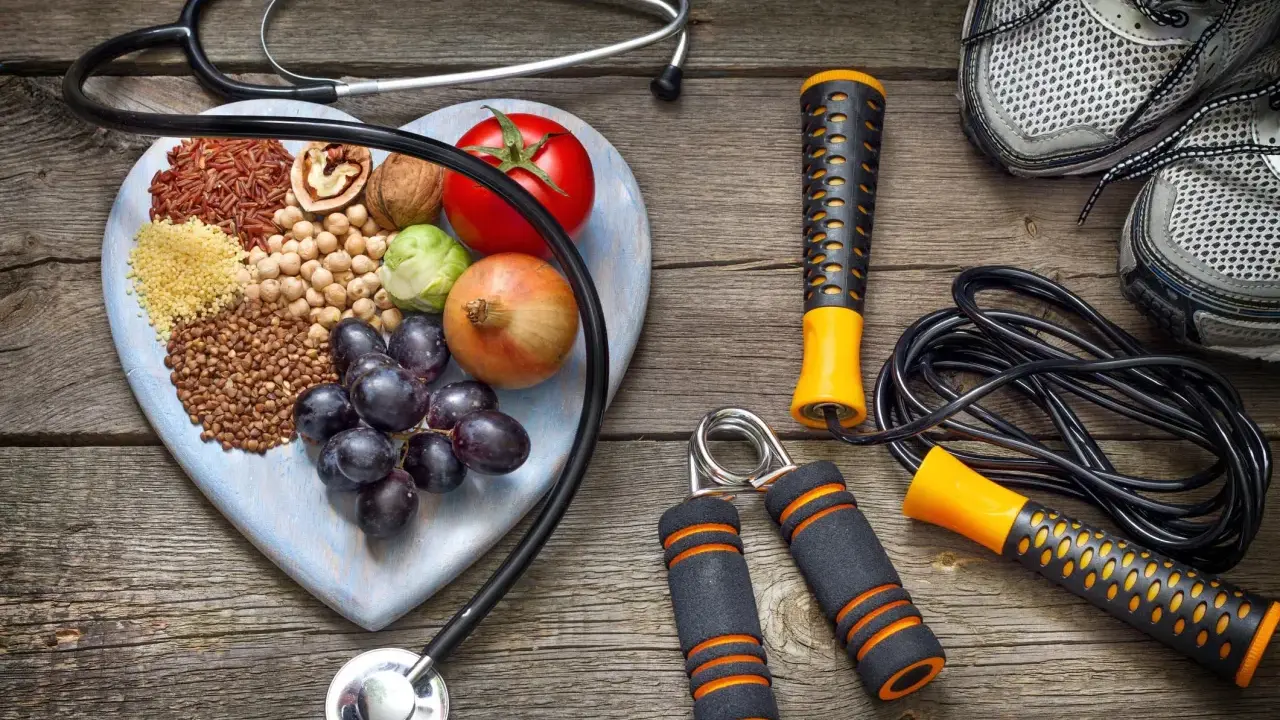 Stetoscopio, cuore di legno con 20 alimenti che alzano la pressione, attrezzi per fitness e scarpe da corsa.