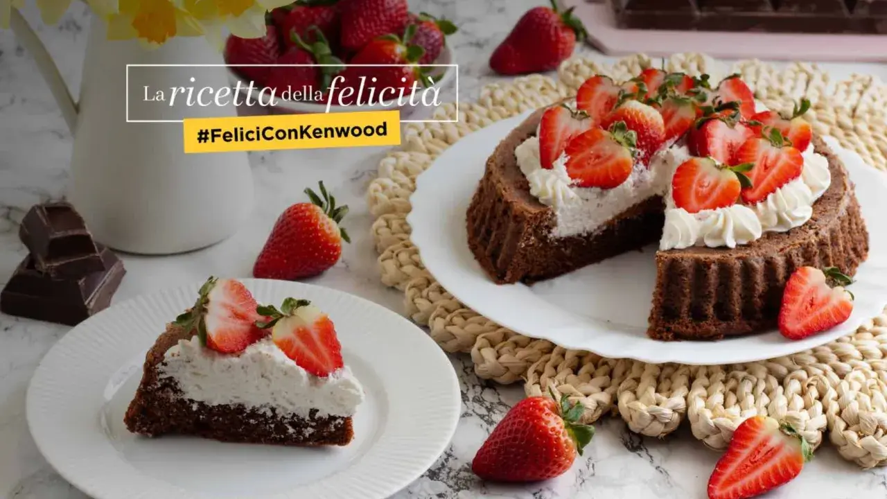 Una crostata morbida al cioccolato, guarnita con panna e fragole fresche, è la ricetta della felicità.