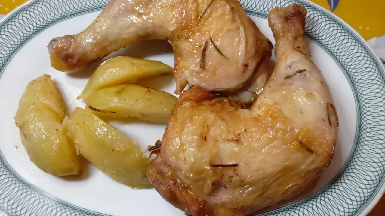Cosce di pollo in friggitrice ad aria, dorate e succulente, servite con patate arrosto. Un piatto semplice e gustoso.