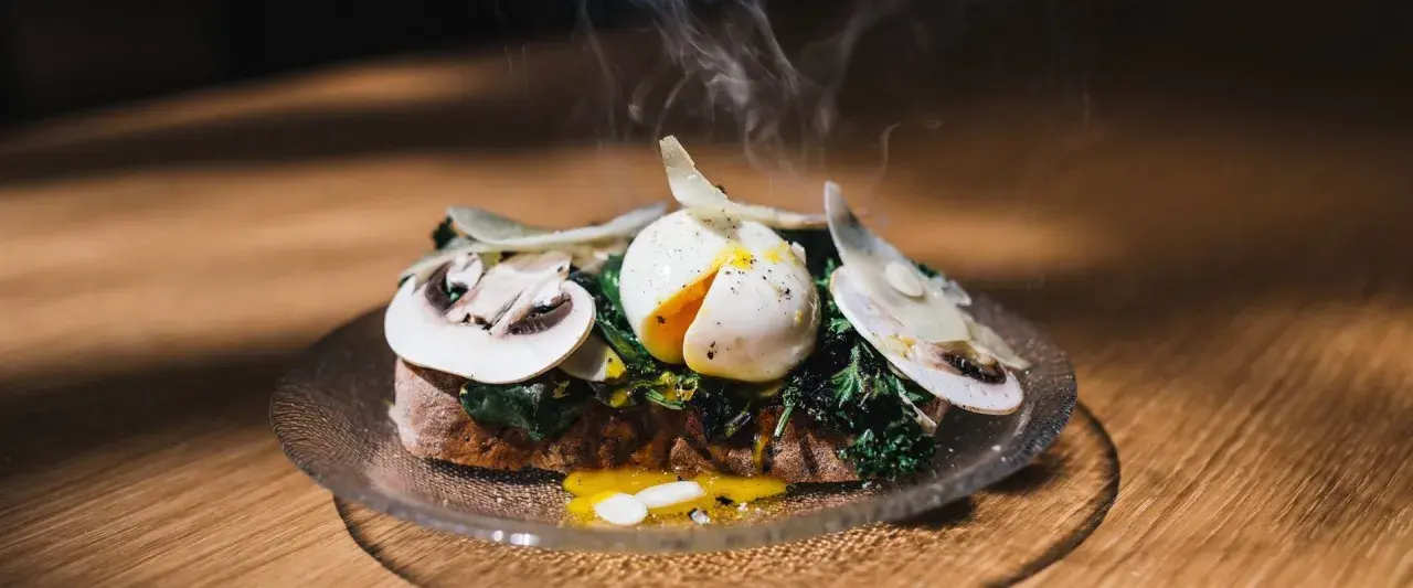 Bruschetta con uovo in camicia, funghi e verdure. La ricetta perfetta per un brunch gustoso.