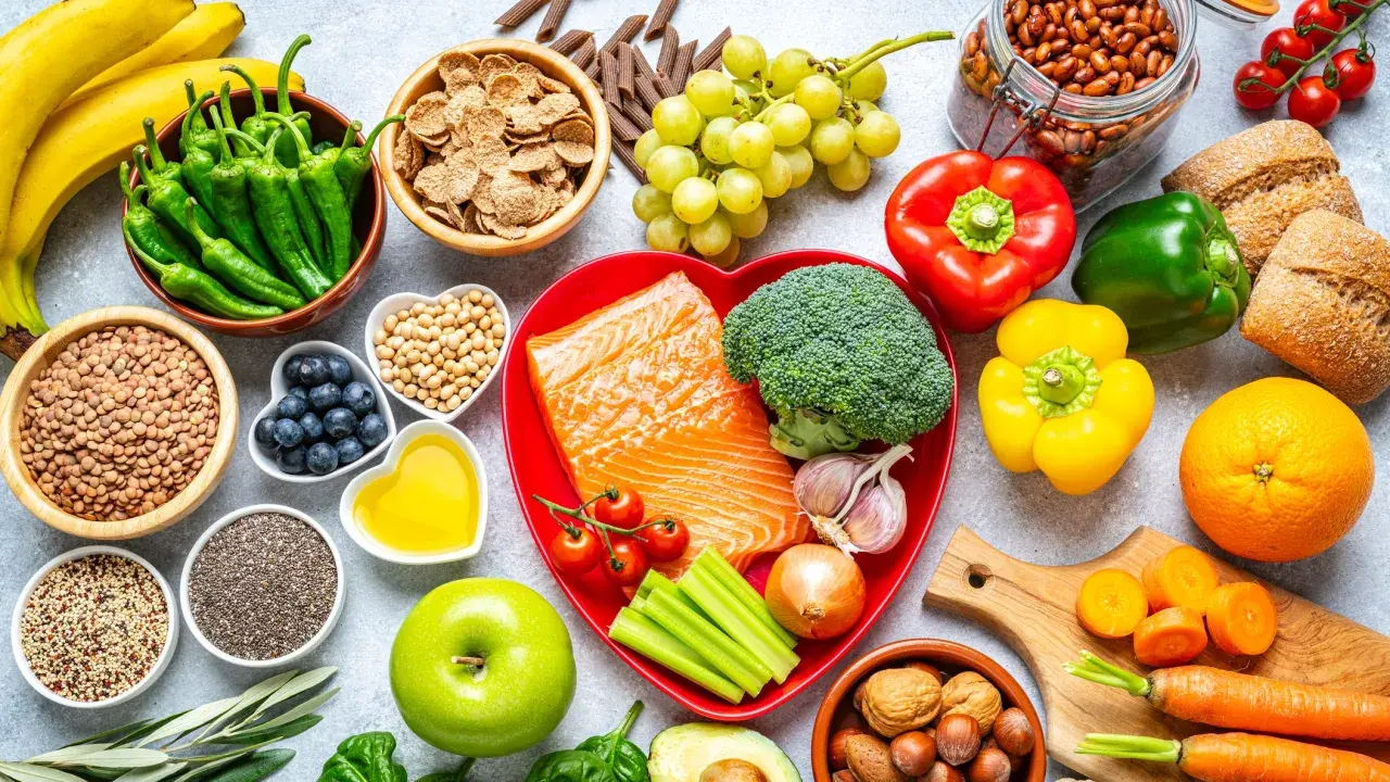 Salmone, broccoli, frutta e verdura: ingredienti per abbassare il colesterolo in 15 giorni.