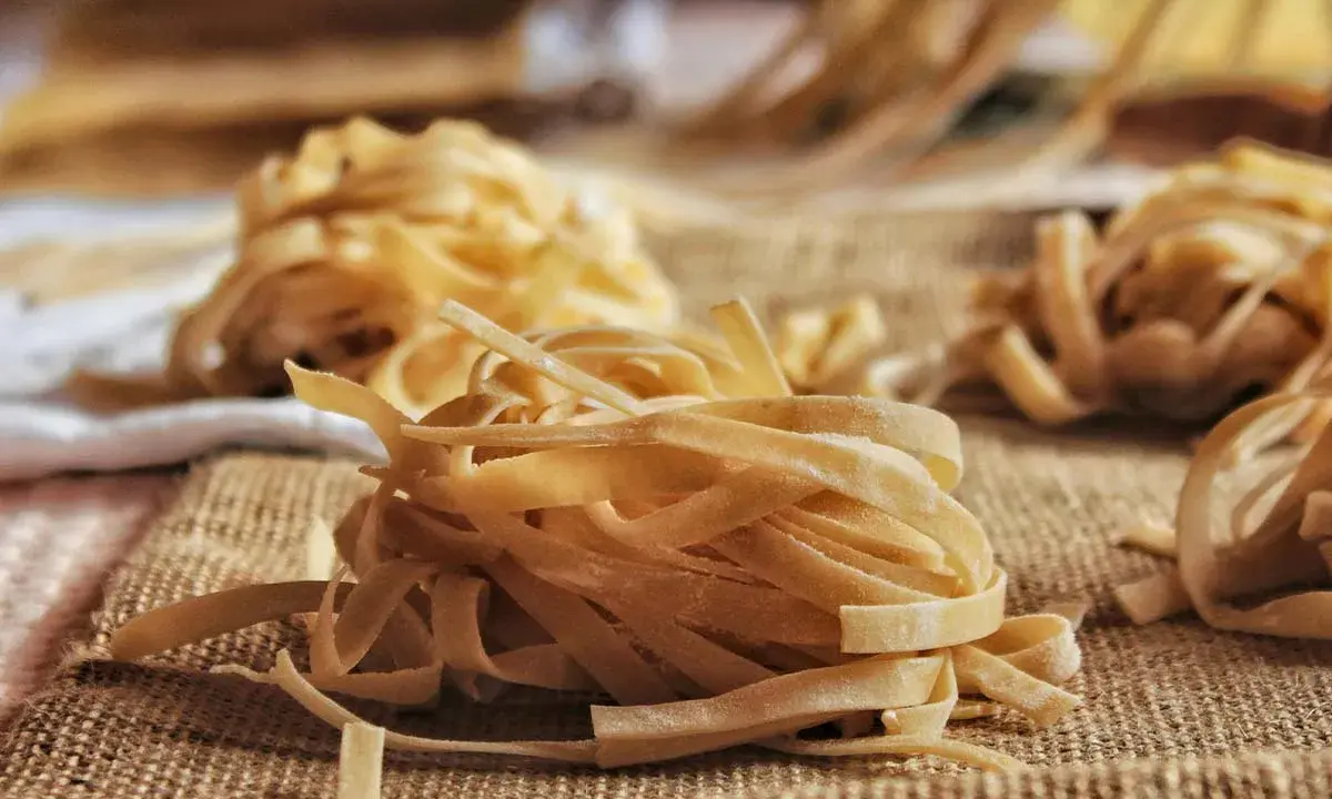 Nidi di pasta fresca, pronti per essere cucinati. La farina per pasta fatta in casa dona un sapore autentico.