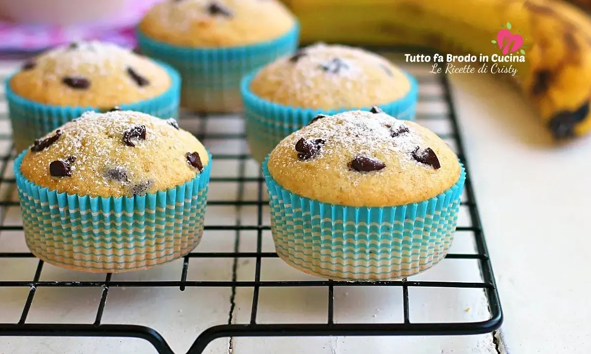 Muffin banana e cioccolato spolverati di zucchero a velo, pronti per essere gustati.