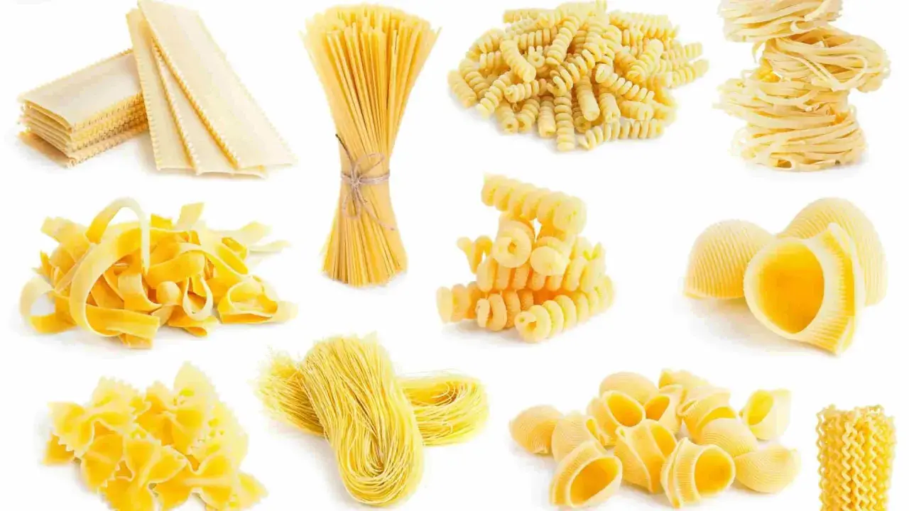 Una carrellata di diversi tipi di pasta: lasagne, spaghetti, fusilli, fettuccine, conchiglioni, farfalle, capelli d'angelo e maccheroni.