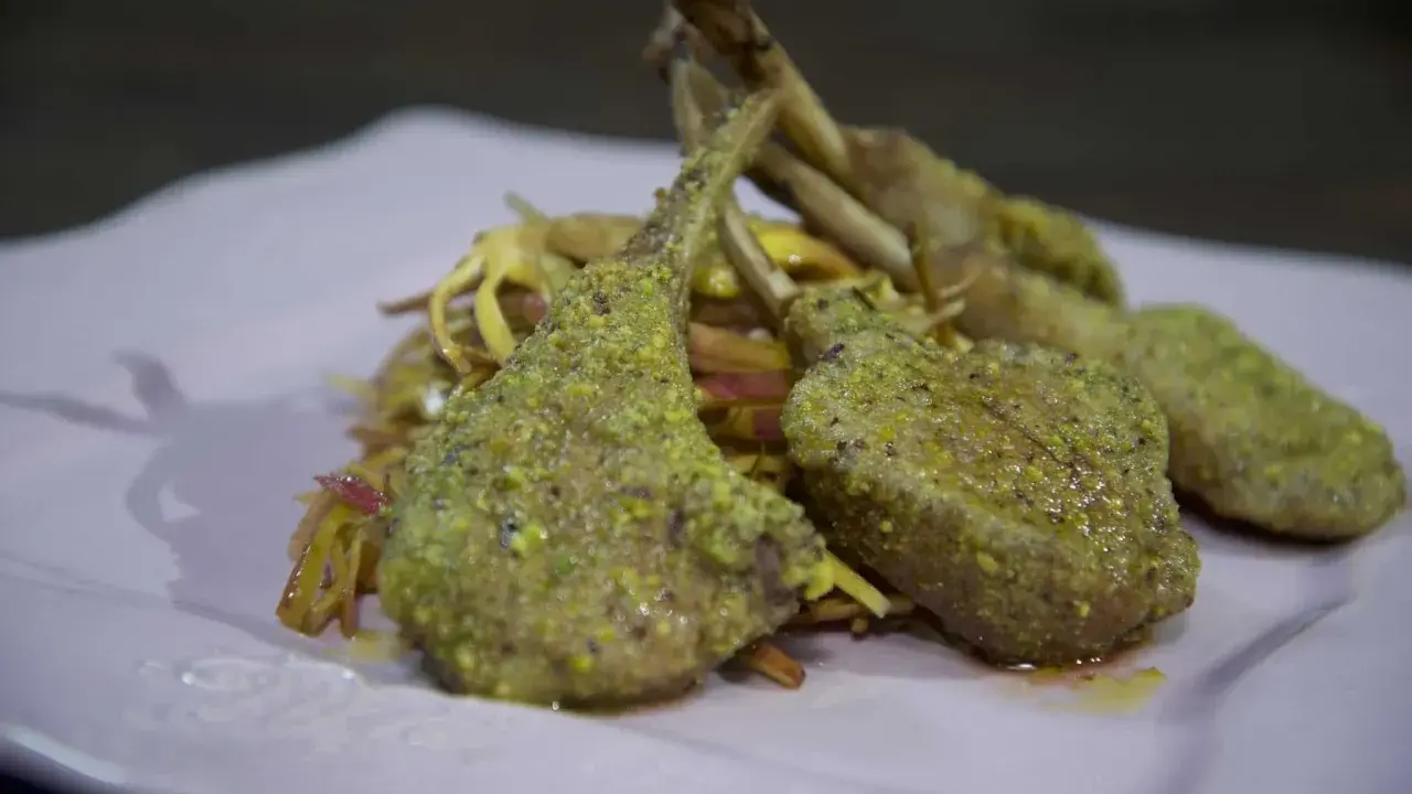 Agnello in padella fatto in casa da Benedetta, croccante e dorato, servito su un letto di verdure croccanti.