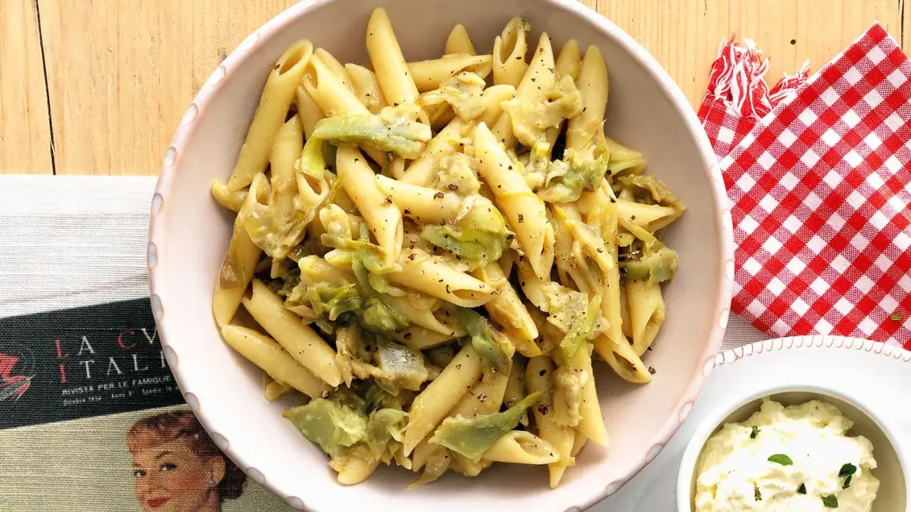 Penne con carciofi, un piatto cremoso e saporito, pronto per essere gustato.
