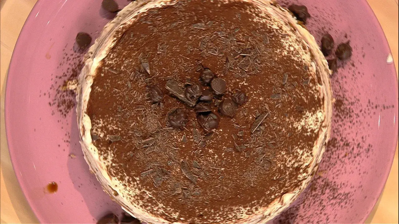 Tiramisù ricetta Benedetta: un dolce cremoso e goloso, ricoperto di cacao e scaglie di cioccolato, pronto per essere gustato.