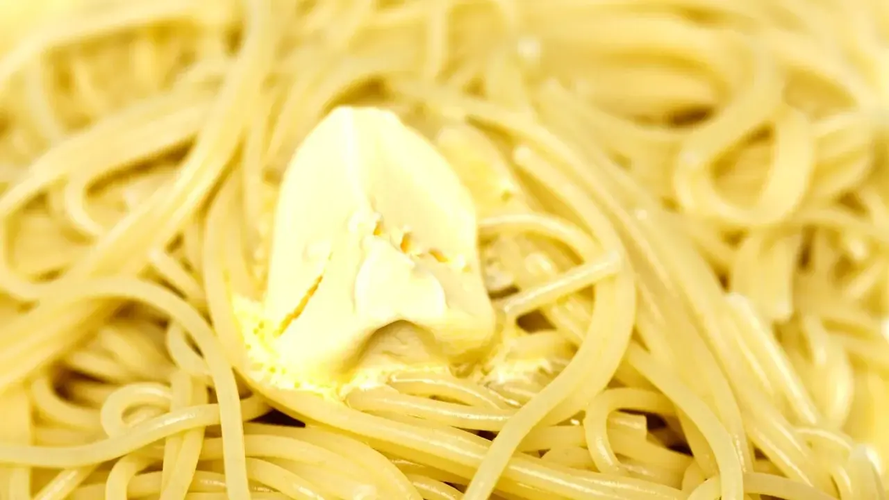 Un piatto di spaghetti fumanti, conditi con burro fuso che si scioglie lentamente. Un classico intramontabile: pasta in bianco.