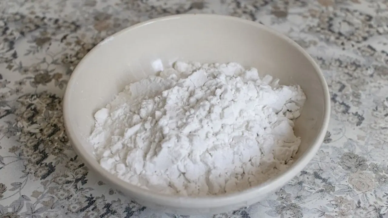Una ciotola piena di frumina, un ingrediente base per dolci e preparazioni in cucina.