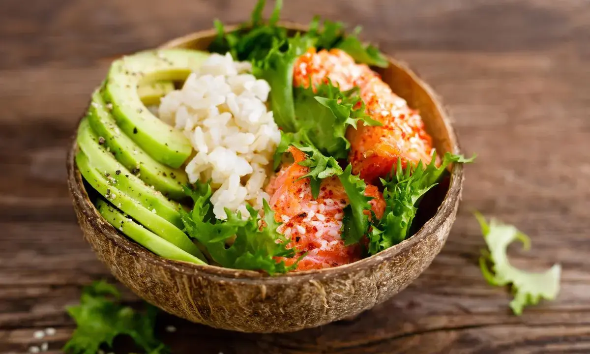 Poke bowl con salmone, avocado e riso bianco. Chi dice che il riso fa ingrassare non ha provato questa delizia!