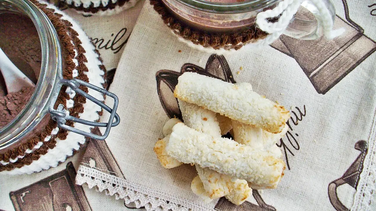 Bastoncini croccanti ricoperti di cocco, perfetti dolci senza glutine per accompagnare una bevanda calda.