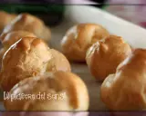 Bignè alla crema dorati e soffici, pronti per essere gustati. Un vero piacere per i sensi.