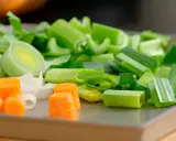 Carote, porri e sedano tagliati a pezzi, ingredienti perfetti per imparare come fare brodo vegetale.