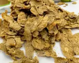 Un mucchio di cicoli, croccanti e dorati, pronti per essere gustati. Scopri cosa sono i cicoli e la loro bontà.