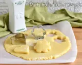 Pasta frolla all'olio senza glutine pronta per essere trasformata in biscotti con formine a cuore e fiore.