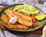 Filetto di salmone su croccanti rosti di patate, con insalata di mele e una quenelle di salsa alle erbe.