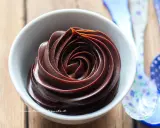Una ciotola bianca piena di deliziosa crema al cioccolato, con un vortice perfetto.