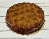 Deliziosa torta di mandorle siciliana, con una crosta dorata e mandorle intere che ne decorano il bordo.
