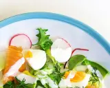 Insalata fresca con salmone, uova sode, avocado e ravanelli. Un piatto gustoso e leggero, ideale per chi cerca cibi senza carboidrati.