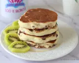 Pancake con yogurt greco e kiwi, una colazione golosa e leggera.