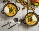 Zuppa cremosa ai funghi, un'idea su funghi secchi come cucinarli. Servita con panna e prezzemolo.