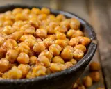 Ciotola piena di ceci tostati, croccanti e dorati. Attenzione, i ceci fanno ingrassare se mangiati in grandi quantità!