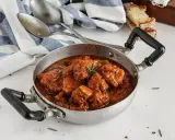 Un invitante spezzatino di vitello in umido, pronto per essere gustato. La ricetta perfetta per un pranzo domenicale.