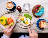 Colazione sana: uova, salmone, avocado, smoothie bowl e caffè. Ottimi esempi di colazione a basso indice glicemico per iniziare la giornata con energia.