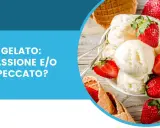 Coppa di gelato alla vaniglia con fragole fresche e coni croccanti. Il gelato fa ingrassare? Passione o peccato?