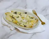 Delizioso merluzzo in friggitrice ad aria, croccante fuori e morbido dentro, guarnito con erbe aromatiche.