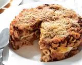 Un invitante anelletti al forno, con strati di pasta, ragù, piselli e uova sode, dorato e croccante in superficie.