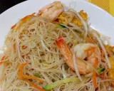 Spaghetti di riso con gamberi, carote, zucchine e germogli di soia. Un piatto leggero e gustoso.