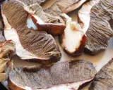 Fette di funghi porcini pronti per essere cucinati in padella, con le lamelle ben visibili.