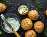 Piccoli panini ripieni di crema al mascarpone ed erbe aromatiche, perfetti per ricette salate con mascarpone.
