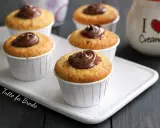 Muffin alla Nutella, soffici e golosi, pronti per essere gustati. Un dolce che conquista al primo assaggio.