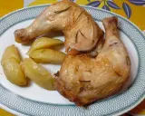 Cosce di pollo in friggitrice ad aria, dorate e succulente, servite con patate arrosto. Un piatto semplice e gustoso.
