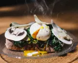 Bruschetta con uovo in camicia, funghi e verdure. La ricetta perfetta per un brunch gustoso.