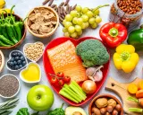 Salmone, broccoli, frutta e verdura: ingredienti per abbassare il colesterolo in 15 giorni.
