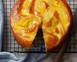 Torta soffice con un vortice di crema pasticcera dorata, appena sfornata e pronta per essere gustata.