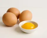 Tre uova intere e un tuorlo in una ciotolina. Quante uova a settimana per una dieta equilibrata?