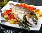 Orata intera cotta in friggitrice ad aria, servita con verdure miste e rosmarino.