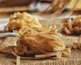 Nidi di pasta fresca, pronti per essere cucinati. La farina per pasta fatta in casa dona un sapore autentico.