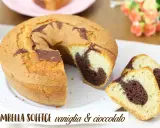 Ciambellone soffice alla vaniglia e cioccolato, con una fetta tagliata che mostra l'interno marmorizzato.