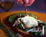 Bruschetta con bietole in padella, limone e pinoli. Un tocco di freschezza e gusto.