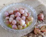 Lampascioni, bulbosi e saporiti, in una ciotola di vetro. Cosa sono? Delizie pugliesi sott'olio.